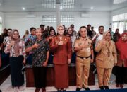 Wakil Wali Kota Salatiga (tengah) berfoto bersama peserta Nina Agustin saat membuka Pelatihan Akuntansi bagi Pengurus Koperasi Kelurahan Merah Putih (KKMP), di Kota Salatiga, Senin 3 November 2025. (Bowo Pribadi/beritajateng.tv)