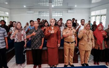 Wakil Wali Kota Salatiga (tengah) berfoto bersama peserta Nina Agustin saat membuka Pelatihan Akuntansi bagi Pengurus Koperasi Kelurahan Merah Putih (KKMP), di Kota Salatiga, Senin 3 November 2025. (Bowo Pribadi/beritajateng.tv)