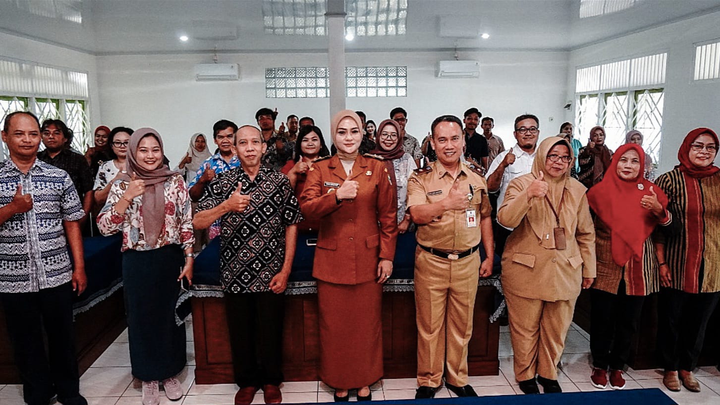 Wakil Wali Kota Salatiga (tengah) berfoto bersama peserta Nina Agustin saat membuka Pelatihan Akuntansi bagi Pengurus Koperasi Kelurahan Merah Putih (KKMP), di Kota Salatiga, Senin 3 November 2025. (Bowo Pribadi/beritajateng.tv)