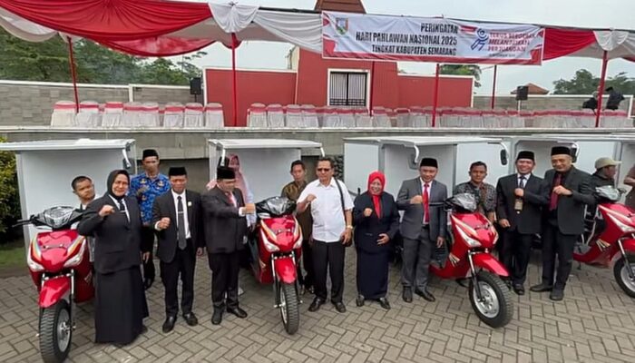 Berkah Hari Pahlawan, Pedagang Cilok Difabel di Semarang Dapat Motor Roda Tiga dari Bupati