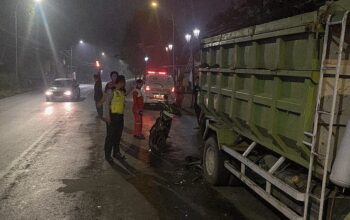 kecelakaan pemotor dan truk di salatiga