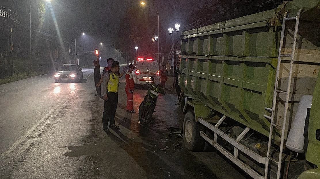 kecelakaan pemotor dan truk di salatiga