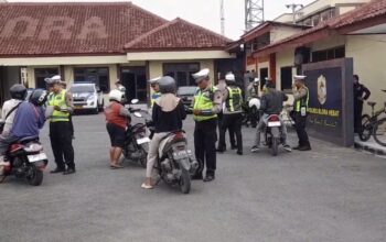 Petugas sedang menjaring puluhan warga Blora dalam Operasi Zebra 2025. (Bowo Pribadi/beritajateng.tv)