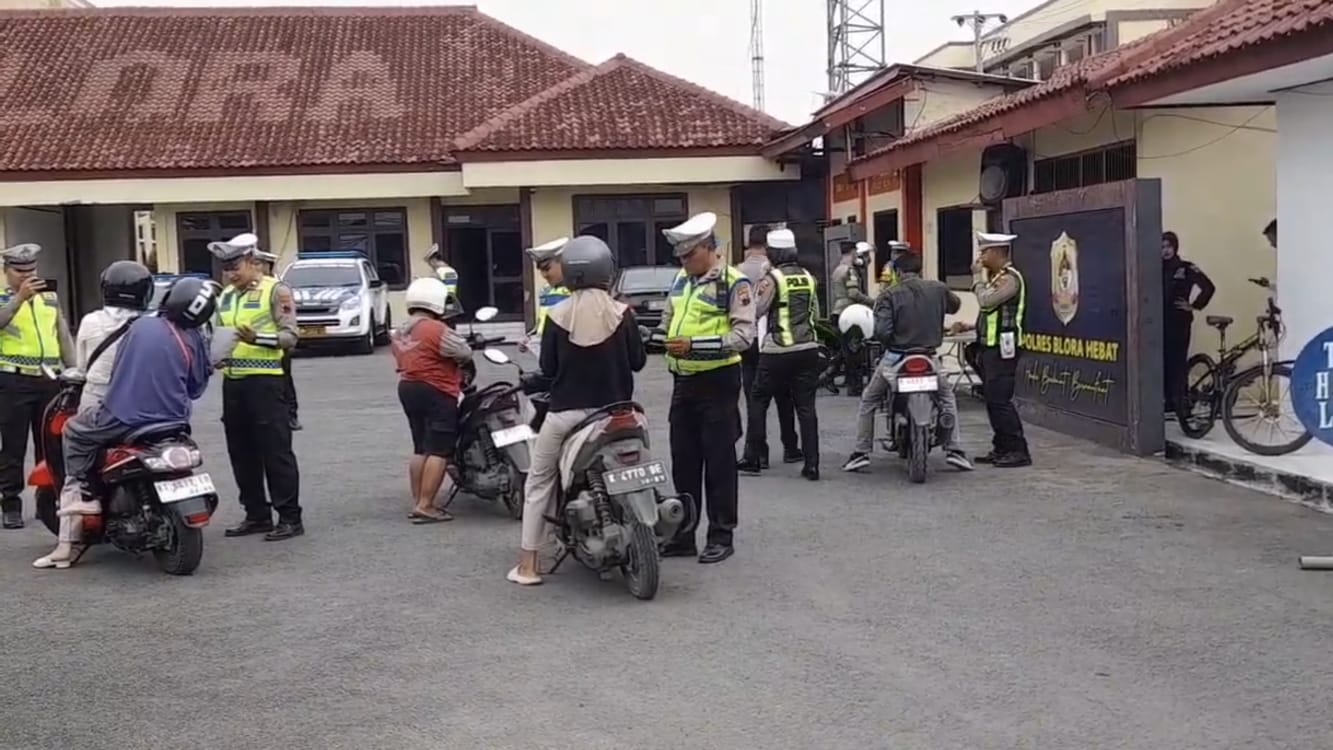 Petugas sedang menjaring puluhan warga Blora dalam Operasi Zebra 2025. (Bowo Pribadi/beritajateng.tv)