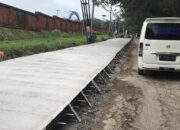 Pengerasan beton ruas jalan PTP Ngobo XVIII mulai dilakukan oleh DPU Kabupaten Semarang, Rabu 19 November 2025. (Bowo Pribadi/beritajateng.tv)