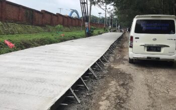 Pengerasan beton ruas jalan PTP Ngobo XVIII mulai dilakukan oleh DPU Kabupaten Semarang, Rabu 19 November 2025. (Bowo Pribadi/beritajateng.tv)