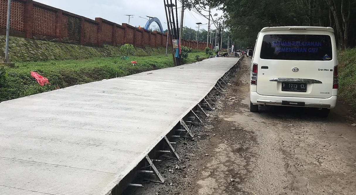Pengerasan beton ruas jalan PTP Ngobo XVIII mulai dilakukan oleh DPU Kabupaten Semarang, Rabu 19 November 2025. (Bowo Pribadi/beritajateng.tv)