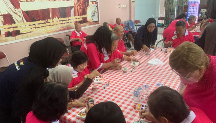 Penuh Warna dan Tawa, Antusias Para Lansia Saat Melukis Bersama PT Sakti Intimegah Pratama