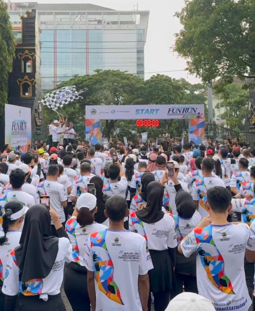 Sekitar 1.400 peserta berseragam olahraga memadati area untuk mengikuti “DPRD Jateng Fun Run: Berlari untuk Persatuan & Kerukunan Bangsa.” (Dok.)