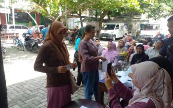 warga penerima blt kesra di kantor pos blora
