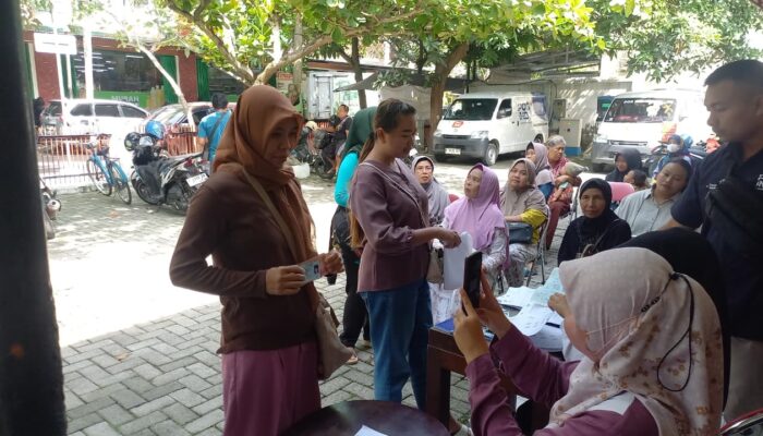 Antrean Mengular, Ribuan Warga Blora Serbu Kantor Pos untuk BLT Kesra Rp900 Ribu