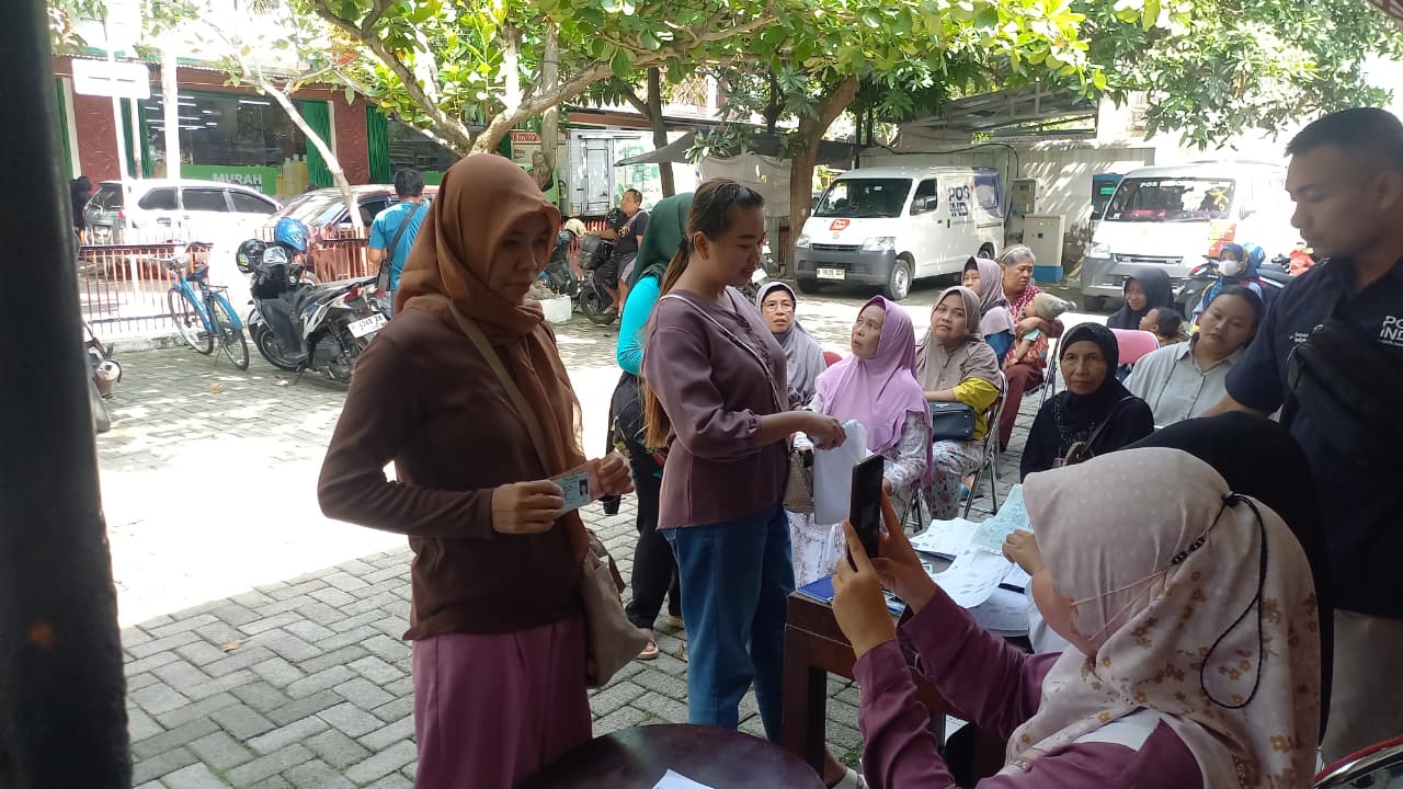warga penerima blt kesra di kantor pos blora