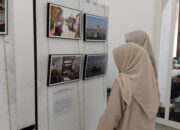 Pengunjung saat melihat foto di Festival Bahari Jateng 2025 di Kampus II Soegijapranata Catholic University (SCU) BSB,