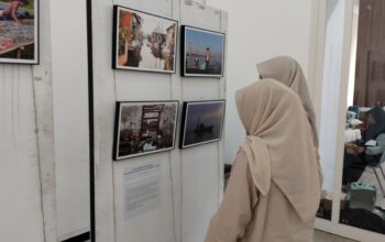Pengunjung saat melihat foto di Festival Bahari Jateng 2025 di Kampus II Soegijapranata Catholic University (SCU) BSB,