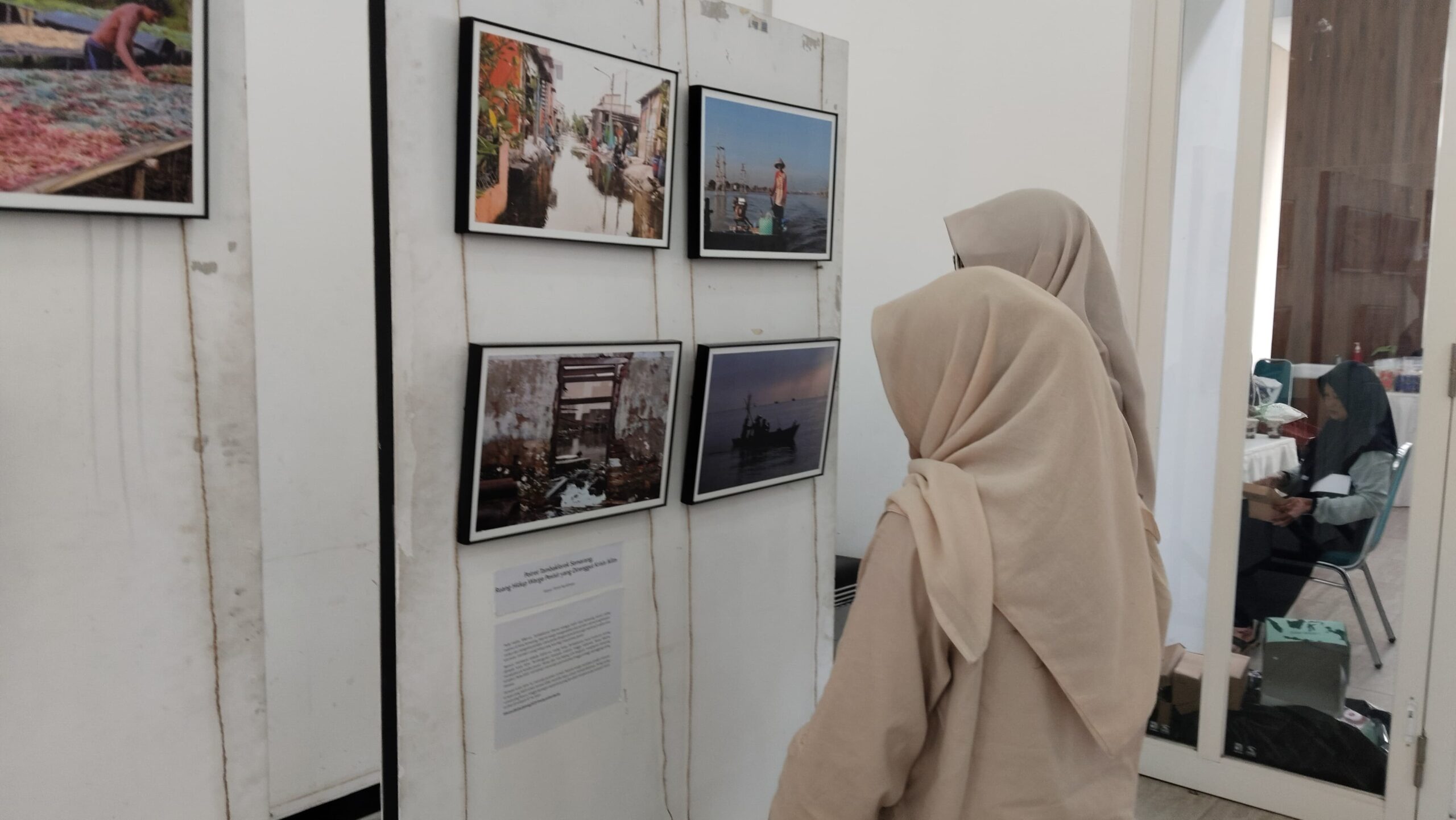 Pengunjung saat melihat foto di Festival Bahari Jateng 2025 di Kampus II Soegijapranata Catholic University (SCU) BSB,