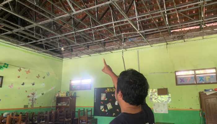 Atap Kelas SDN Jatingaleh 01 Kota Semarang Roboh, Lima Siswa Alami Luka Ringan