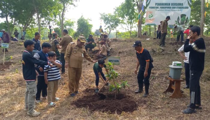 Terngiang Pesan Presiden, Bupati Blora Gandeng Perhutani Tanam 300 Pohon di Hutan Lindung