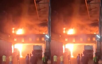 Kebakaran bangunan PT. Dua Kelinci di Pati, Jawa Tengah. (Instagram/@portalsemarang)