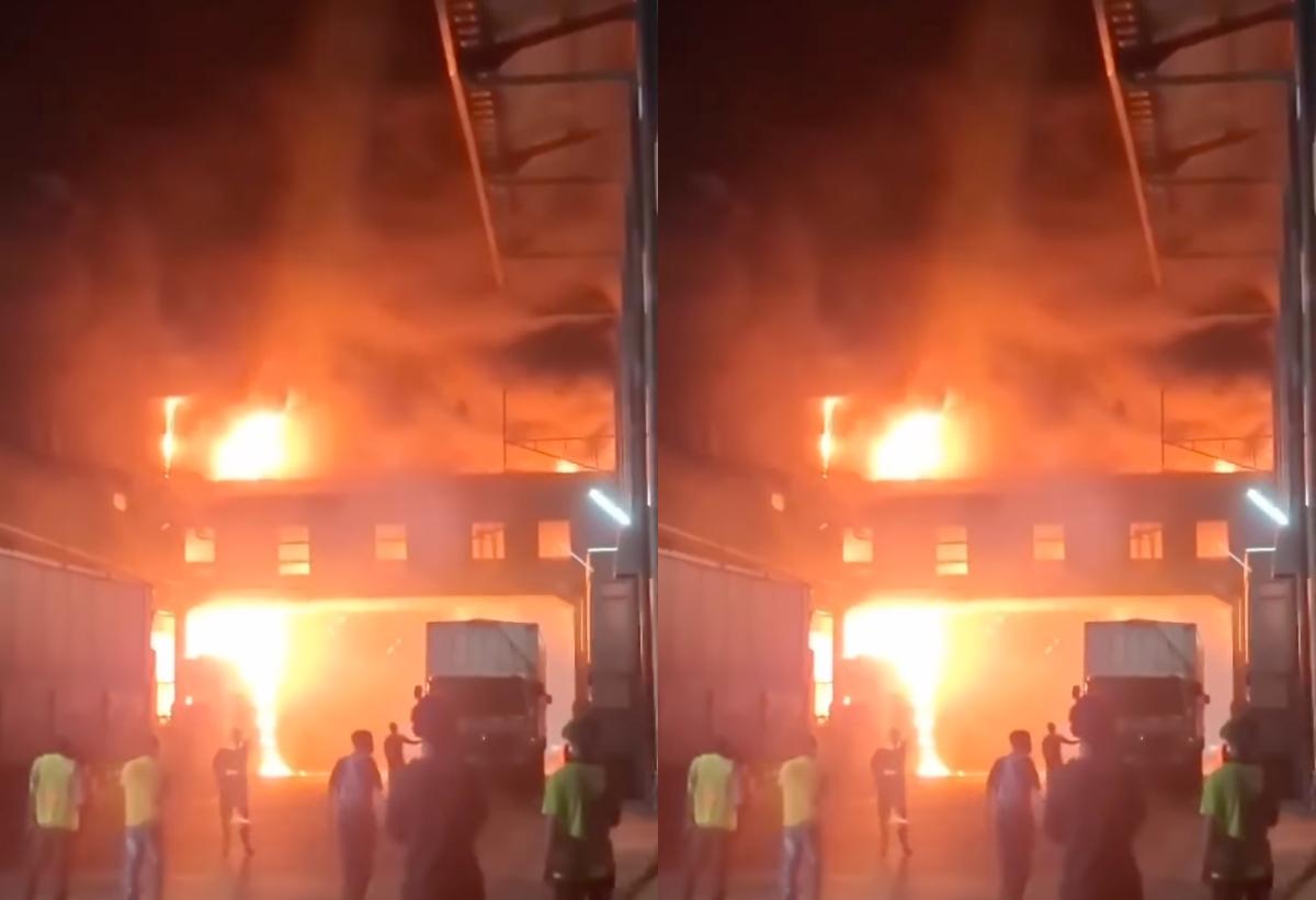 Kebakaran bangunan PT. Dua Kelinci di Pati, Jawa Tengah. (Instagram/@portalsemarang)