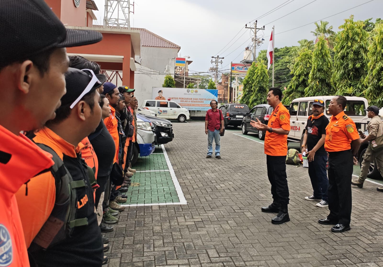 Basarnas Semarang Berangkatkan 40 Relawan SAR Jateng ke Lokasi Bencana di Sumatera