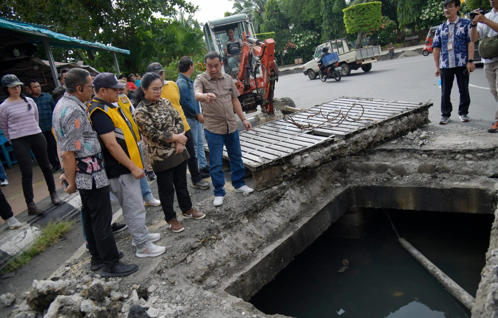Simulasi Drainase Pakai Bola di Simpang Lima, DPU Semarang Telusuri Titik Sumbatan Air