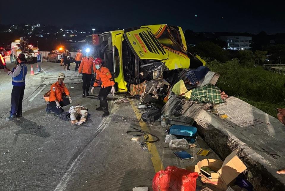 Bus PO Cahaya Trans Terguling di Exit Tol Krapyak Semarang, 15 Penumpang Tewas