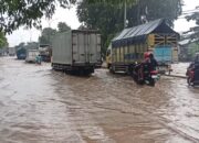 Tanggul Plumbon Jebol, Air Meluber hingga Jalan Pantura dan Rendam Ratusan Rumah