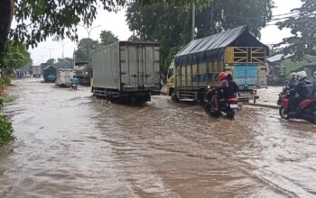 Tanggul Sungai Plumbon Jebol, Air Meluber hingga Jalan Pantura dan Rendam Ratusan Rumah
