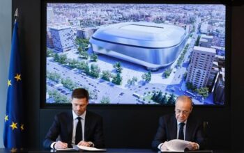 Xabi Alonso saat menandatangani kontrak sebagai manajer bersama Real Madrid