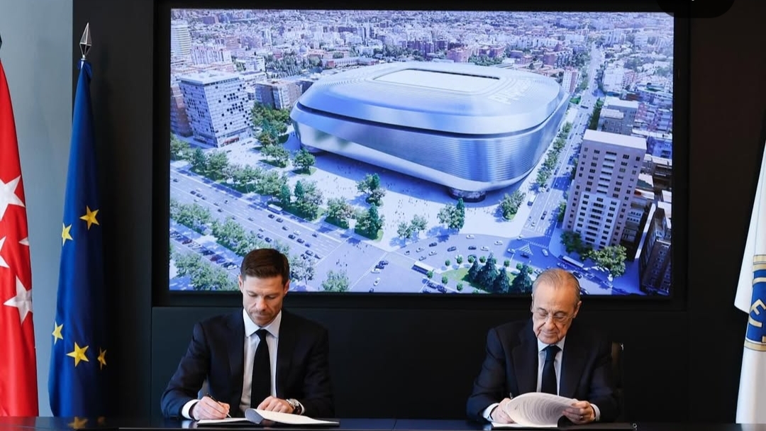 Xabi Alonso saat menandatangani kontrak sebagai manajer bersama Real Madrid