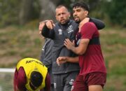 Potret John Heitinga ketika menjadi staff pelatih di West Ham united