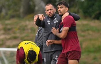 Potret John Heitinga ketika menjadi staff pelatih di West Ham united