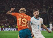 Lamine Yamal (Baju merah) ketika membela timnas Spanyol saat menghadapi Prancis