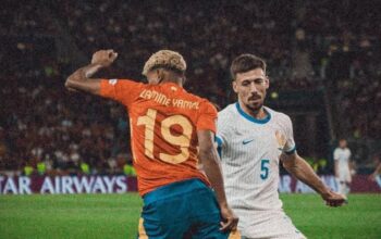 Lamine Yamal (Baju merah) ketika membela timnas Spanyol saat menghadapi Prancis