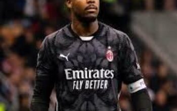 Mike Maighnan saat membela AC Milan