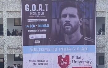Mahasiswa Pillai University membentangkan spanduk besar untuk menyambut kedatangan Messi ke India