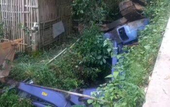 Posisi Menanjak, Mini Excavator Terguling Masuk Parit di Jalan Tegaron-Sepakung Banyubiru Semarang