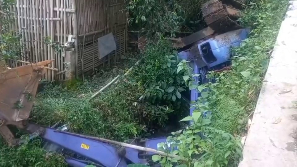 Mini Excavator Terguling