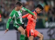 Pedri Gonzales sebelah kanan ketika merebut bola dari pemain Real Betis pada lanjutan liga Spanyol