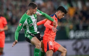 Pedri Gonzales sebelah kanan ketika merebut bola dari pemain Real Betis pada lanjutan liga Spanyol