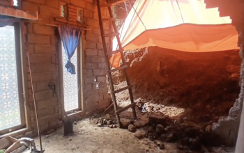 bangunan rumah warga kena longsor