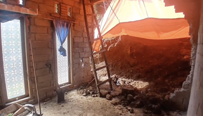 Usai 2 Hari Hujan Lebat, Talud Ambrol Timpa Rumah di Desa Sumogawe Semarang