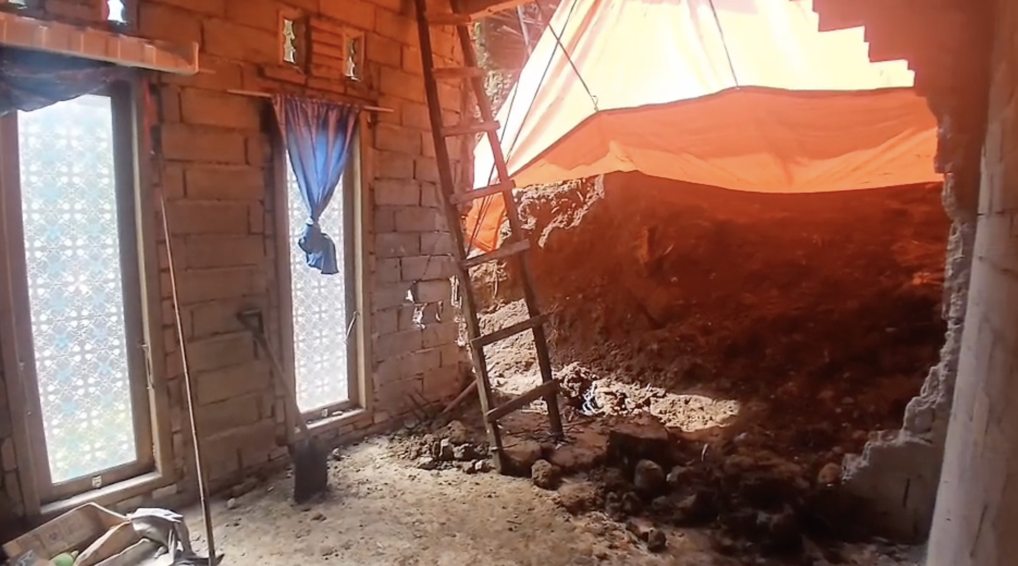 bangunan rumah warga kena longsor