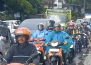 Pergerakan arus lalu lintas di Jalan Nasional menunjukkan peningkatan, polisi lalu lintas berlakukan rekayasa lalu lintas pada Jumat 26 Desember 2025. (Bowo Pribadi/beritajateng.tv)