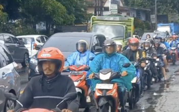 Pergerakan arus lalu lintas di Jalan Nasional menunjukkan peningkatan, polisi lalu lintas berlakukan rekayasa lalu lintas pada Jumat 26 Desember 2025. (Bowo Pribadi/beritajateng.tv)