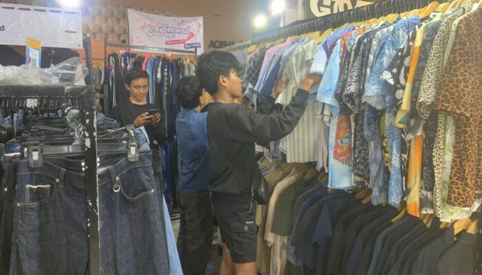Larangan Impor Barang Bekas, Pelaku Usaha Thrifting Semarang: Penjualan Turun, Masih Bisa Buat Makan