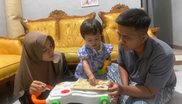 Cegah Anak Speech Delay, Keluarga Muda Semarang Ini Kompak Batasi Gadget