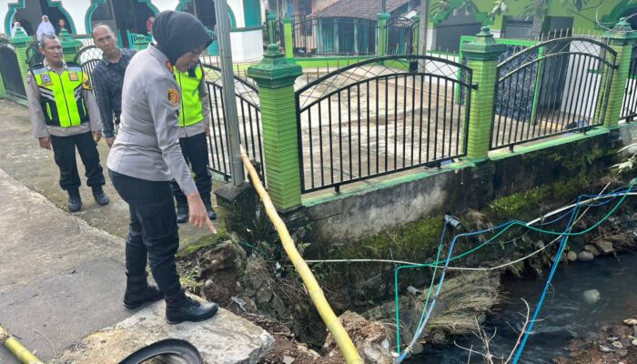 Pantauan Sungai Hingga Jembatan Rusak, Polres Semarang Kerahkan Anggota Siaga Bencana