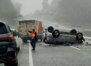 suv terbalik di tol