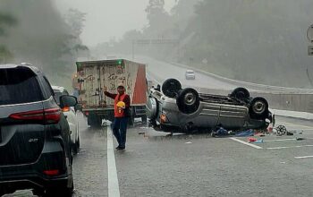suv terbalik di tol